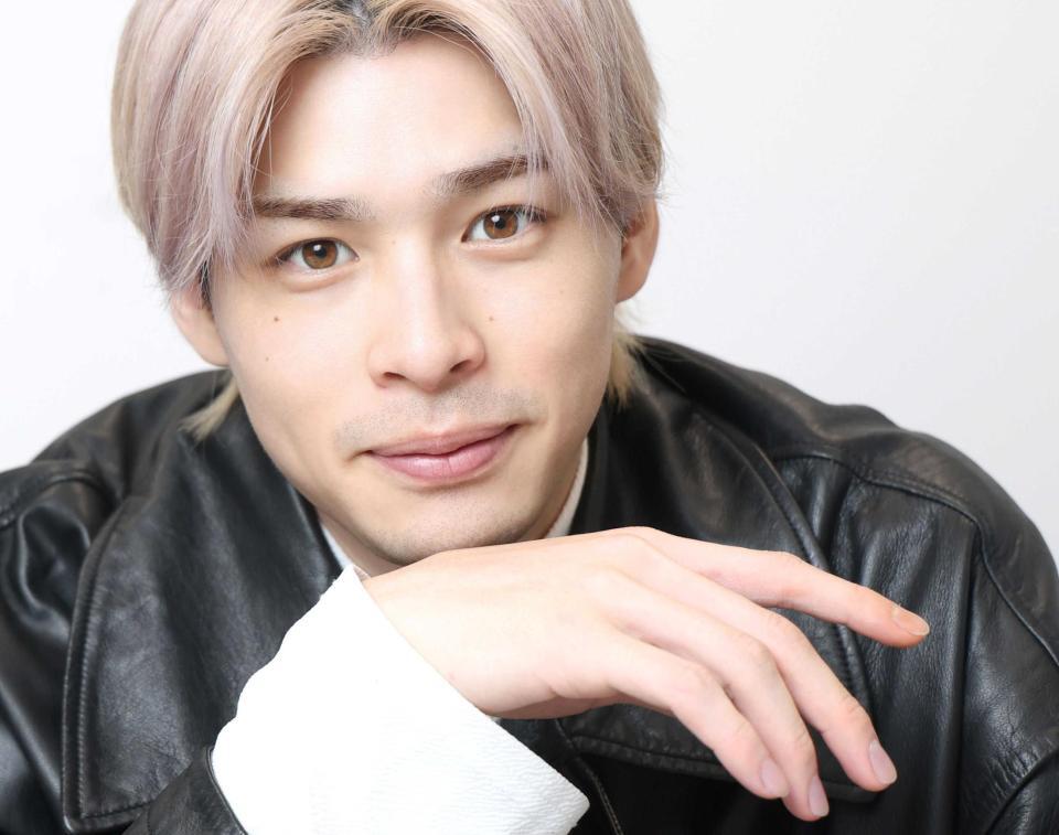 　ポーズを決める青木瞭（撮影・石井剣太郎）