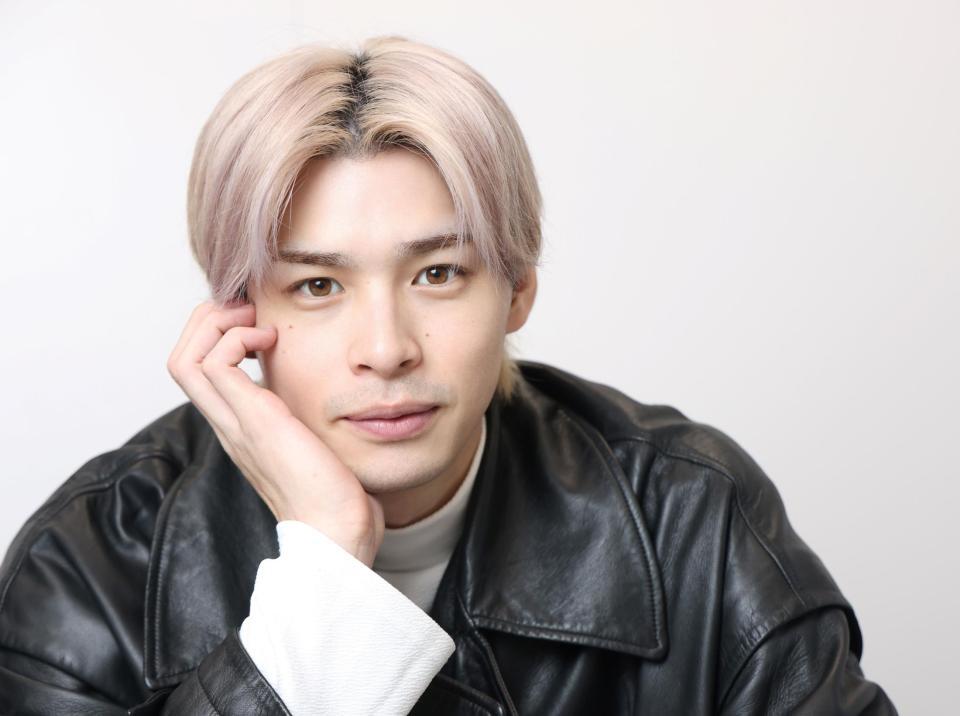 　ポーズを決める青木瞭（撮影・石井剣太郎）