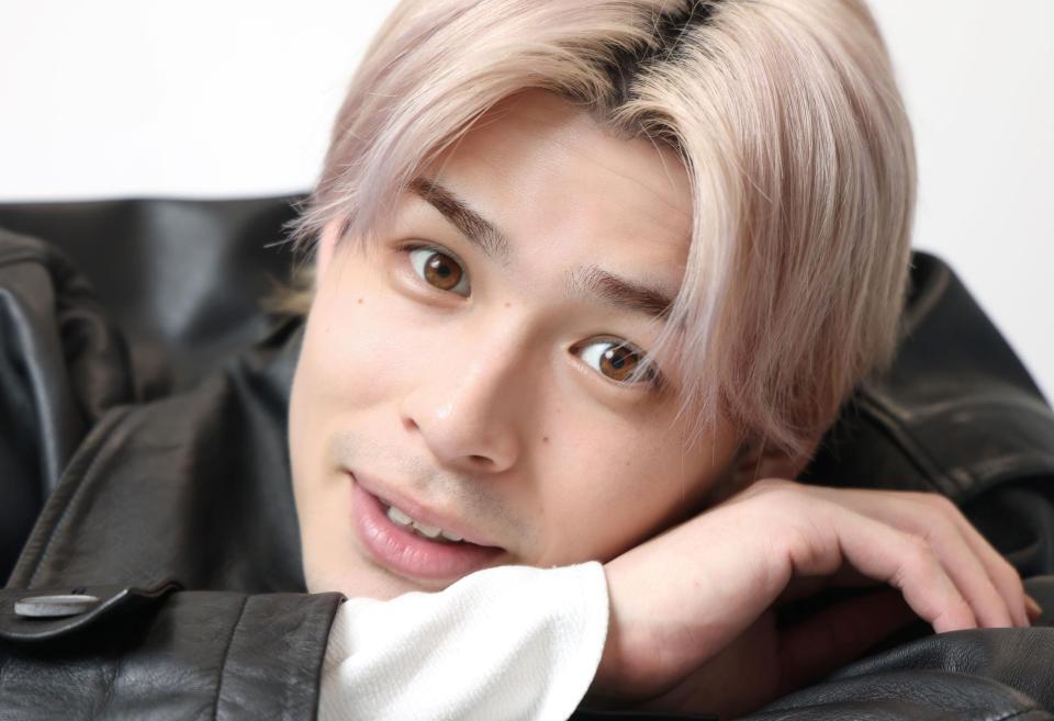 　ポーズを決める青木瞭（撮影・石井剣太郎）