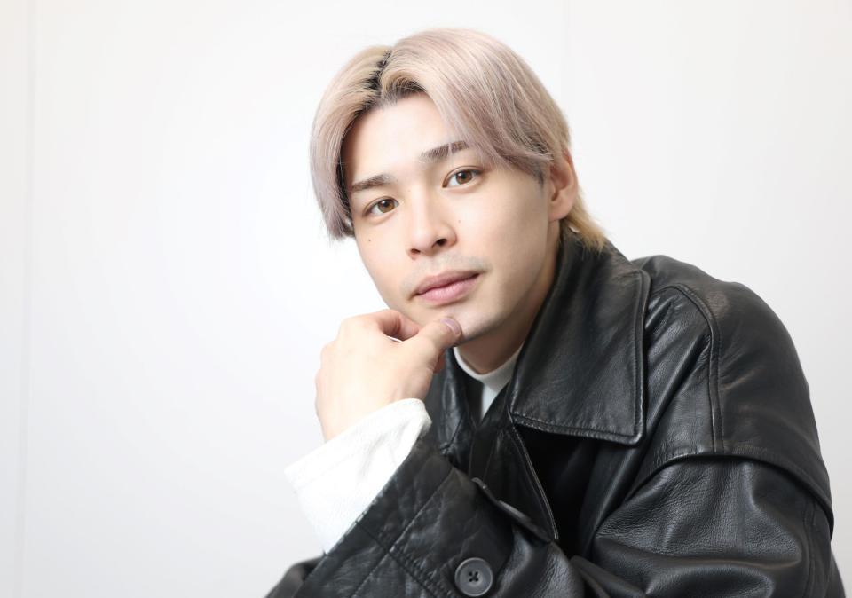 　ポーズを決める青木瞭（撮影・石井剣太郎）