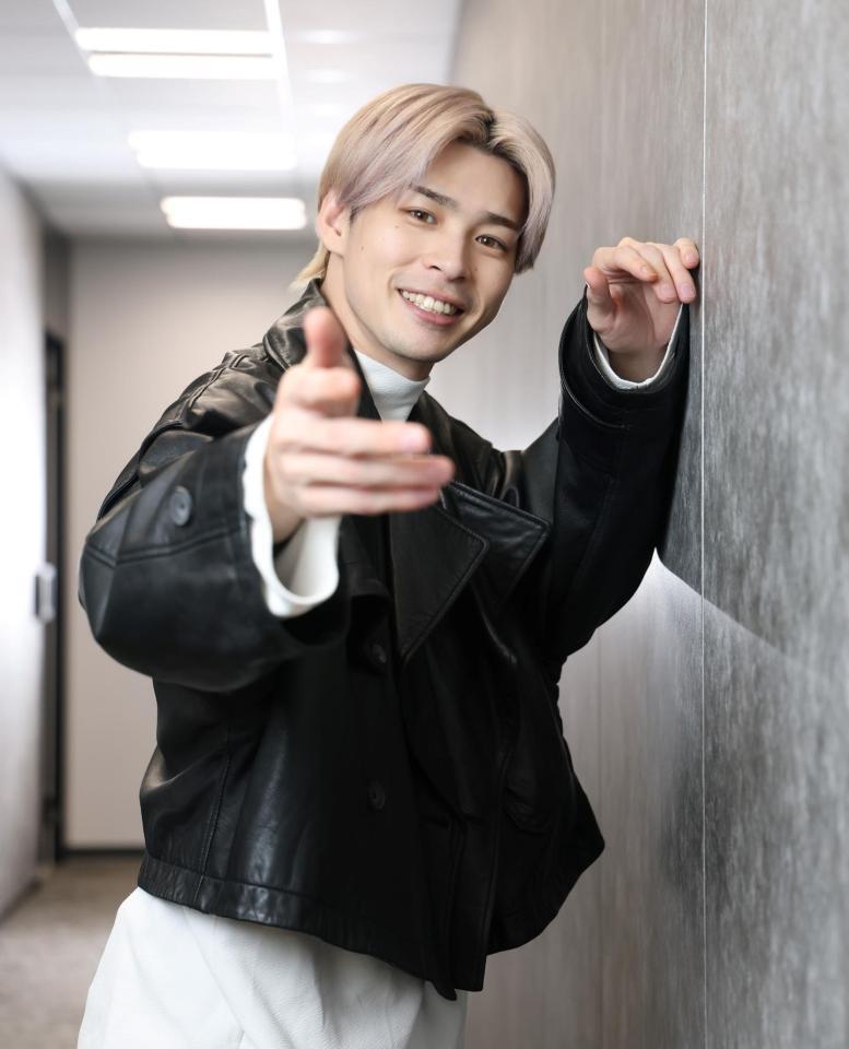 　ポーズを決める青木瞭（撮影・石井剣太郎）