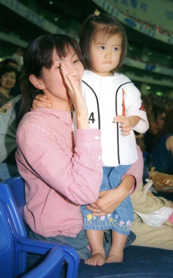 　スタンドで応援するダイエー・若田部健一の妻・佳代さんと娘・遥ちゃん＝２０００年撮影