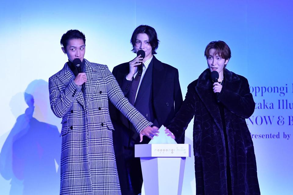 　点灯台に手をかざしけやき坂イルミネーションを点灯するＳｎｏｗ　Ｍａｎの（左から）岩本照、ラウール、渡辺翔太（撮影・開出牧）