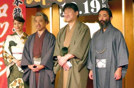 　（左から）広瀬アリス、ムロツヨシ、佐藤二朗、山田孝之