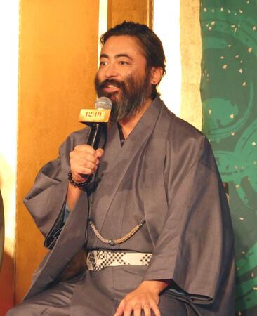 　トークする山田孝之