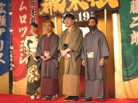 　撮影に応じる（左から）広瀬アリス、ムロツヨシ、佐藤二朗、山田孝之