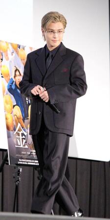 　舞台あいさつに登壇した岩田剛典