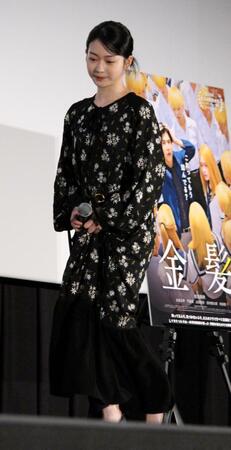 　舞台あいさつに登壇した白鳥玉季