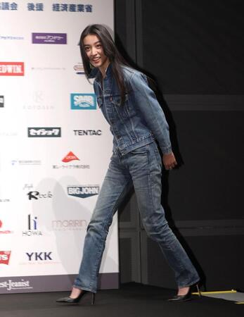 　発表式に登場したＫōｋｉ，（撮影・石井剣太郎）