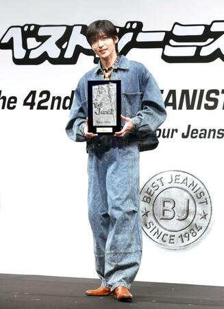 　受賞を喜ぶ目黒蓮（撮影・石井剣太郎）