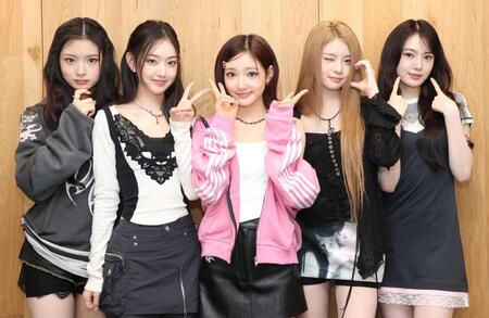 　キュートな笑顔を見せるＫｉｉｉＫｉｉｉの（左から）ＫＹＡ、ＬＥＥＳＯＬ、ＪＩＹＵ、ＨＡＵＭ、ＳＵＩ（撮影・石井剣太郎）