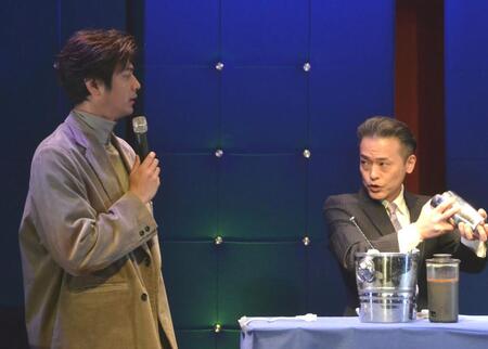 　「チョコレートは飲み物です～ＣＨＯＣＯＬＡＴＥ；ｔｈｅ　ＤＲＩＮＫ～イベント」に登場した速水もこみち（左）