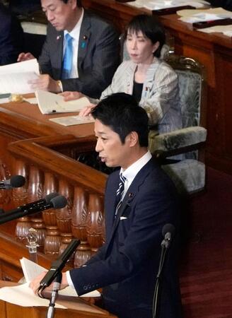 　衆院本会議で、高市首相（奥右）に質問する日本維新の会の藤田共同代表＝４日午後