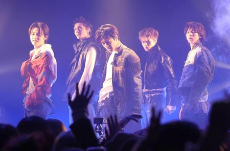 　ショーケースを行ったＣＯＲＴＩＳの（左から）ＳＥＯＮＧＨＹＥＯＮ、ＭＡＲＴＩＮ、ＫＥＯＮＨＯ、ＪＡＭＥＳ、ＪＵＨＯＯＮ（撮影・石井剣太郎）