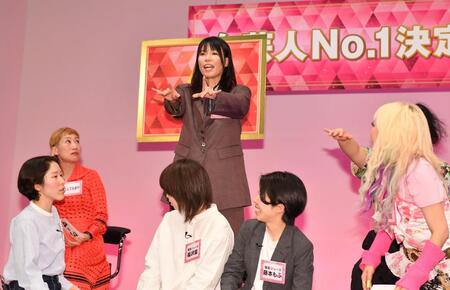 　決勝に向け意気込みを語る紺野ぶるま（中央）＝撮影・開出牧