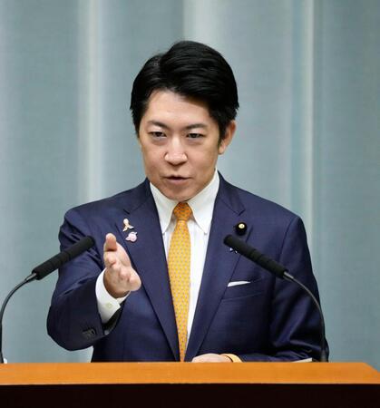 　記者会見する佐藤官房副長官＝５日午前