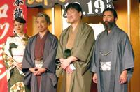 　（左から）広瀬アリス、ムロツヨシ、佐藤二朗、山田孝之