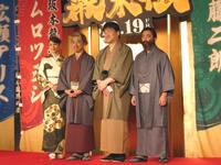 　撮影に応じる（左から）広瀬アリス、ムロツヨシ、佐藤二朗、山田孝之