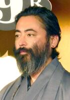 　ひげを伸ばした山田孝之