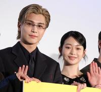 　岩田剛典（左）と白鳥玉季