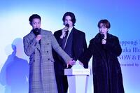 　点灯台に手をかざしけやき坂イルミネーションを点灯するＳｎｏｗ　Ｍａｎの（左から）岩本照、ラウール、渡辺翔太（撮影・開出牧）