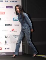 　発表式に登場したＫōｋｉ，（撮影・石井剣太郎）