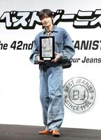 　受賞を喜ぶ目黒蓮（撮影・石井剣太郎）