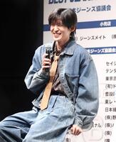 　受賞を喜ぶ目黒蓮（撮影・石井剣太郎）