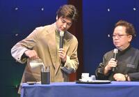 　「チョコレートは飲み物です～ＣＨＯＣＯＬＡＴＥ；ｔｈｅ　ＤＲＩＮＫ～イベント」に登場した速水もこみち（左）