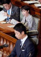　衆院本会議で、日本維新の会の藤田共同代表（手前）の代表質問を聞く高市首相＝４日午後