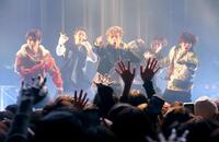 　ショーケースを行ったＣＯＲＴＩＳの（左から）ＳＥＯＮＧＨＹＥＯＮ、ＭＡＲＴＩＮ、ＪＡＭＥＳ、ＫＥＯＮＨＯ、ＪＵＨＯＯＮ