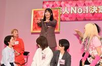 　決勝に向け意気込みを語る紺野ぶるま（中央）＝撮影・開出牧