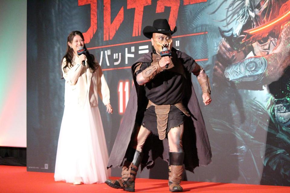 　ジャパンプレミアイベントに登壇した松村沙友理（左）とハリウッドザコシショウ