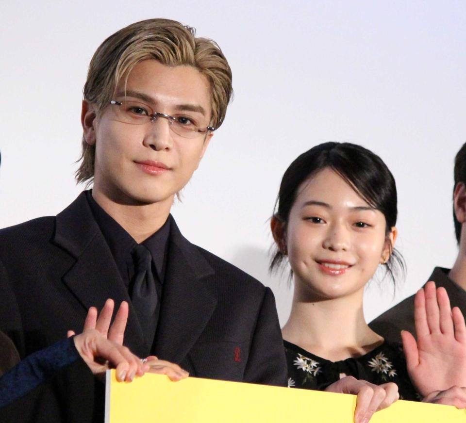 　岩田剛典（左）と白鳥玉季