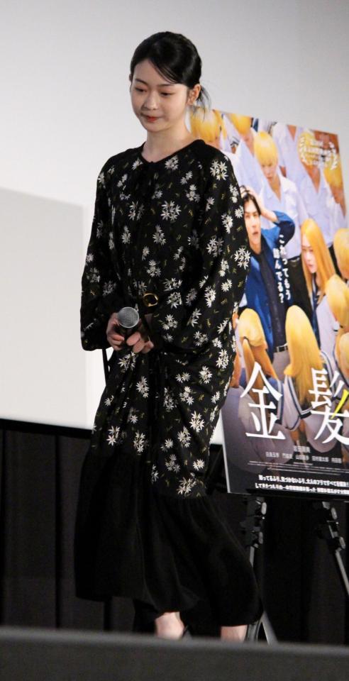 　舞台あいさつに登壇した白鳥玉季