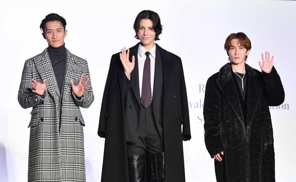 　手を振る（左から）岩本照、ラウール、渡辺翔太（撮影・開出牧）