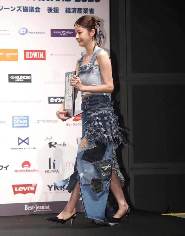 　発表会に登壇する松本若菜（撮影・石井剣太郎）