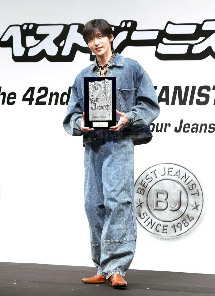 　受賞を喜ぶ目黒蓮（撮影・石井剣太郎）