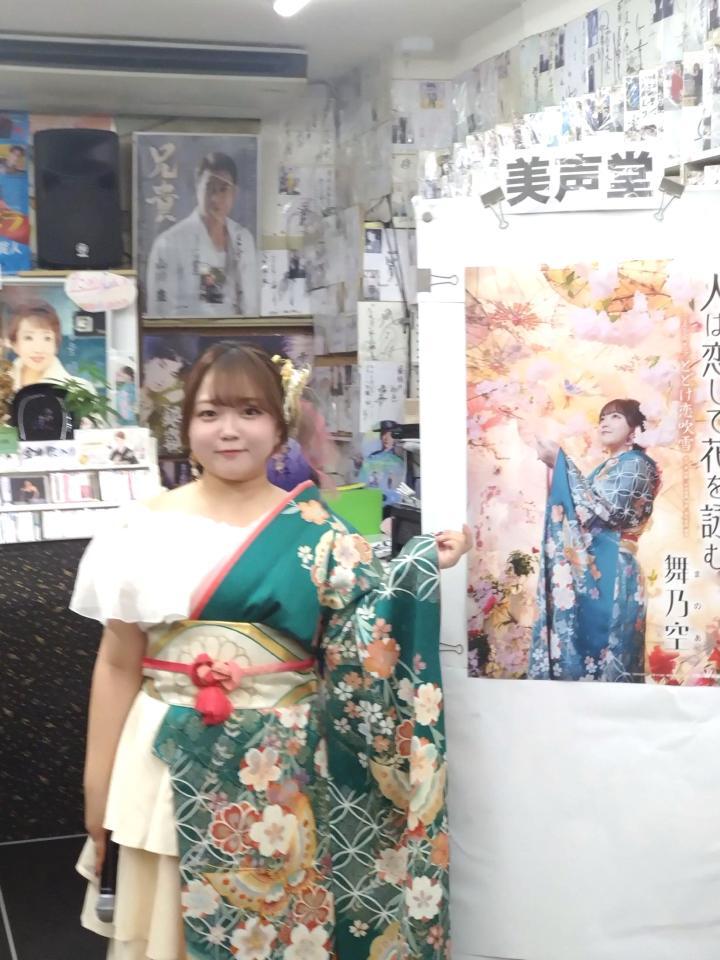 　新曲「人は恋して花を詠む」発売記念キャンペーンを行った舞乃空