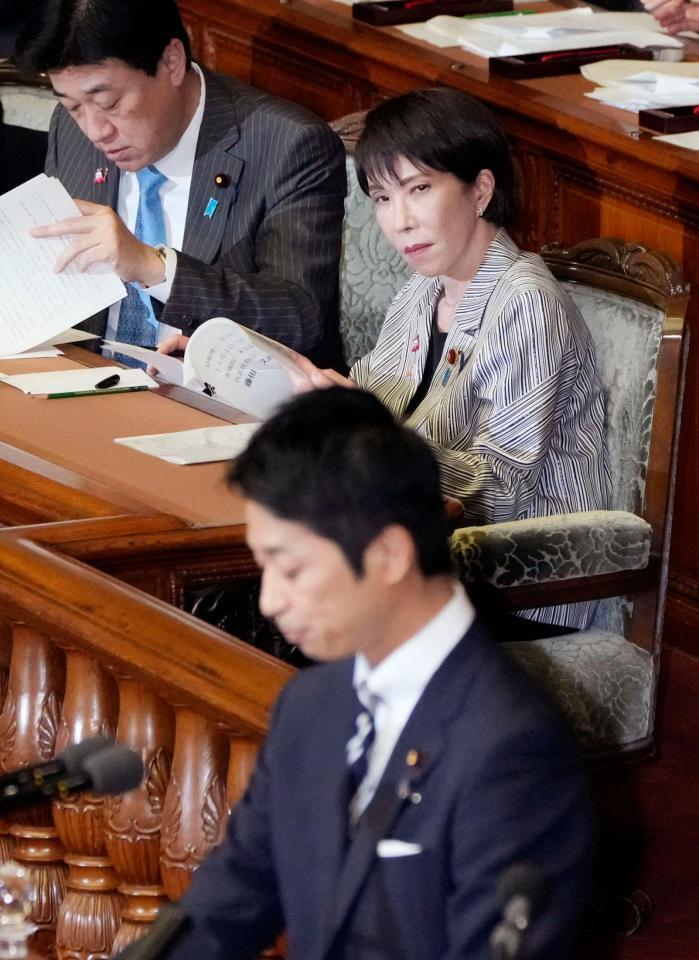 　衆院本会議で、日本維新の会の藤田共同代表（手前）の代表質問を聞く高市首相＝４日午後