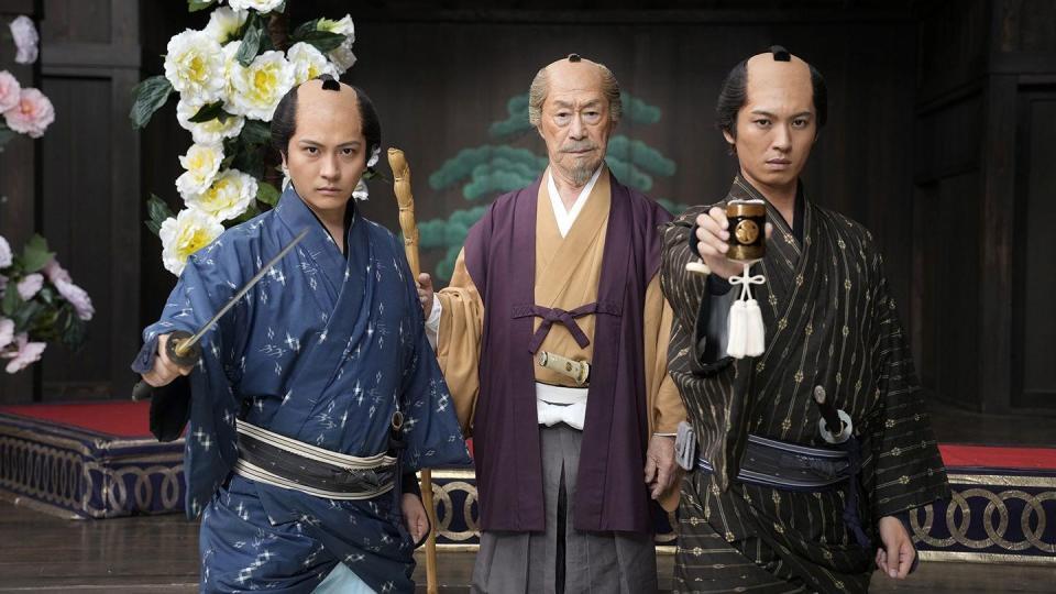 　「水戸黄門スペシャル」に出演する（左から）財木琢磨、武田鉄矢、荒井敦史