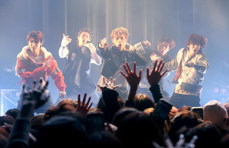 　ショーケースを行ったＣＯＲＴＩＳの（左から）ＳＥＯＮＧＨＹＥＯＮ、ＭＡＲＴＩＮ、ＪＡＭＥＳ、ＫＥＯＮＨＯ、ＪＵＨＯＯＮ