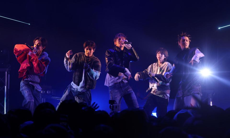 　ショーケースを行ったＣＯＲＴＩＳの（左から）ＳＥＯＮＧＨＹＥＯＮ、ＫＥＯＮＨＯ、ＪＡＭＥＳ、ＪＵＨＯＯＮ、ＭＡＲＴＩＮ（撮影・石井剣太郎）