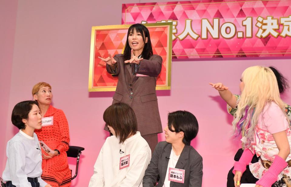 　決勝に向け意気込みを語る紺野ぶるま（中央）＝撮影・開出牧