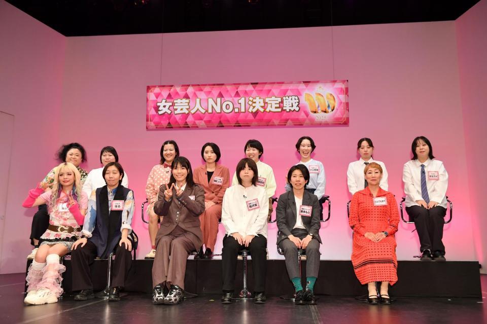　「ＴＨＥ　Ｗ」ファイナリスト決定会見に登場した（前列左から）エルフの荒川、はる、紺野ぶるま、電気ジュースの福沢葉、藤本もふ、とんでもあや、（後方左から）ニッチェの江上敬子、近藤くみこ、パンツ万博のみぎぃ、飛騨ニョッキ、もめんとの竹田百花、小口響郁、ヤメピのうかり、水分スイ（撮影・開出牧）