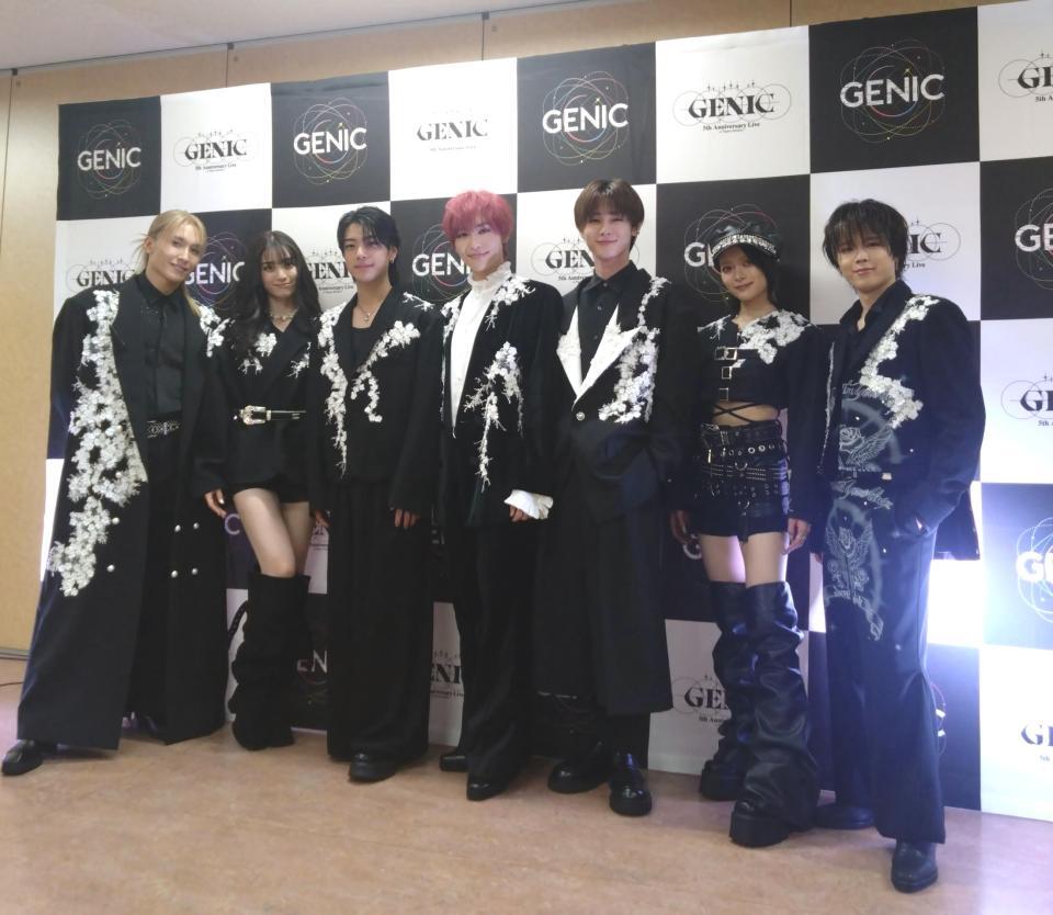　日本武道館でデビュー５周年記念ライブを行ったＧＥＮＩＣ（左から）小池竜暉、金谷鞠杏、西澤呈、増子敦貴、雨宮翔、宇井優良梨、西本茉生
