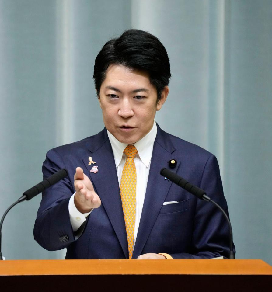 　記者会見する佐藤官房副長官＝５日午前