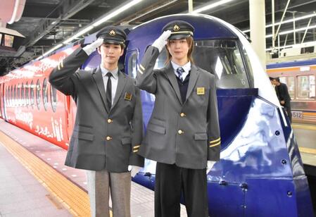 　一日駅長を務めたＩＮＩ・後藤威尊（左）と佐野雄大