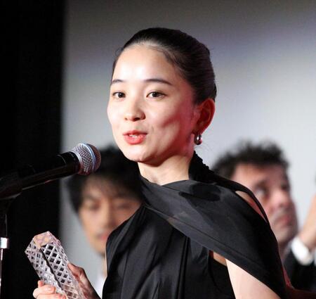 　最優秀女優賞を受賞した福地桃子