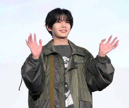 　映画「恋に至る病」大ヒット御礼舞台あいさつに登場した長尾謙杜（撮影・伊藤笙子）